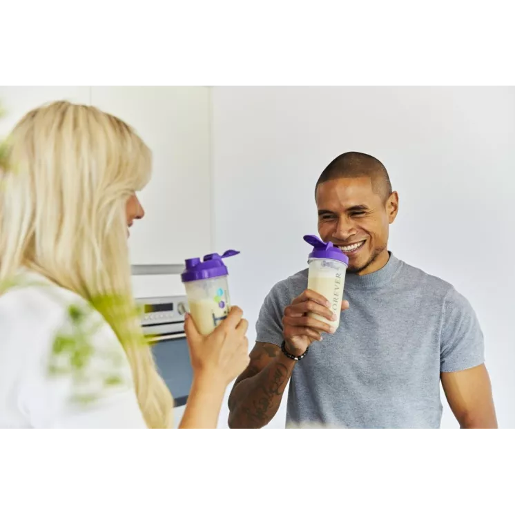 Deux personnes savourant un milk-shake Forever Lite Ultra dans le cadre du programme C9