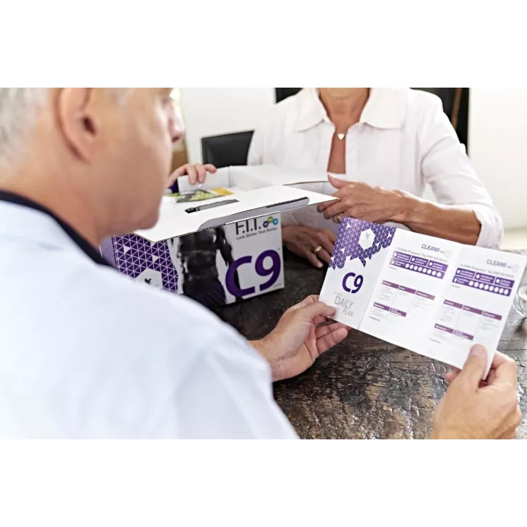 Consultation du livret C9 pendant le programme Forever - plan jour par jour pour la détox et la perte de poids