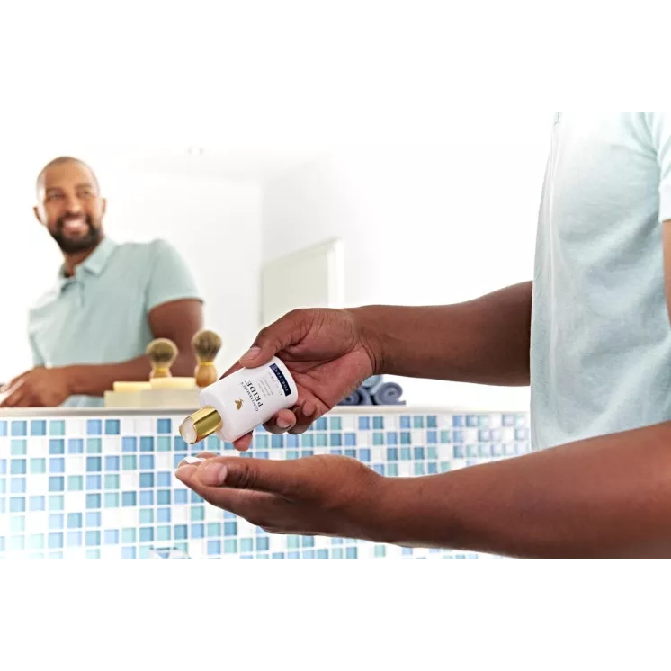 Utilisation de Forever Gentleman's Pride après-rasage pour une peau douce et régénérée après le rasage