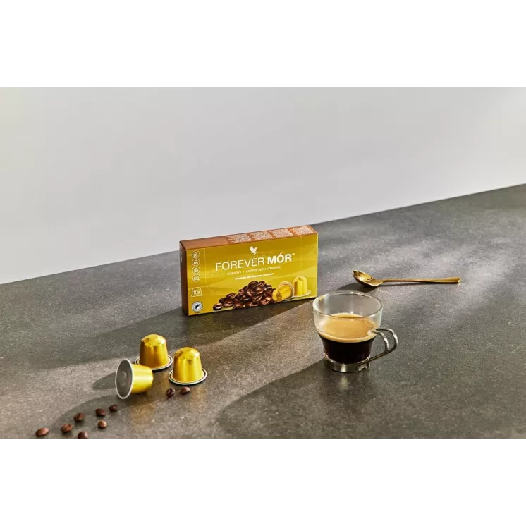 Espresso Forever MÓR servi dans une tasse transparente à côté des capsules compatibles Nespresso® sur un comptoir moderne