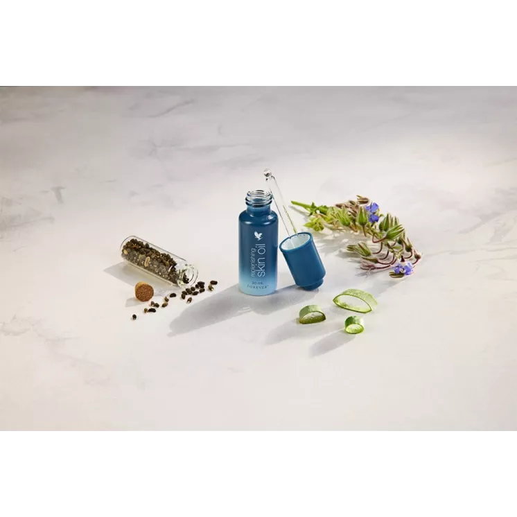 Forever Sérum Régénérant Replenishing Skin Oil entouré d'ingrédients naturels