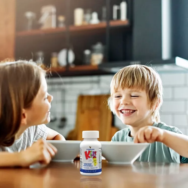 Enfants heureux prenant Forever Kids - Compléments alimentaires pour enfants avec multivitamines naturelles