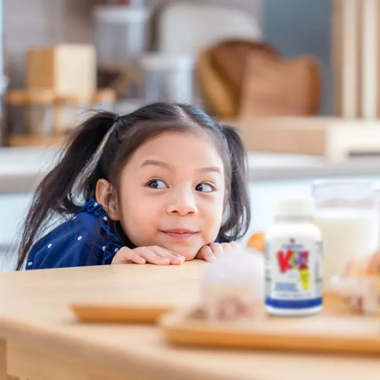Enfant souriant avec Forever Kids - Vitamines et minéraux essentiels pour la croissance et l'immunité des enfants