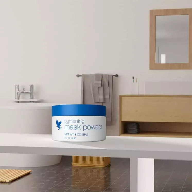 Masque Poudre Effet Lifting Forever présenté dans une salle de bain élégante