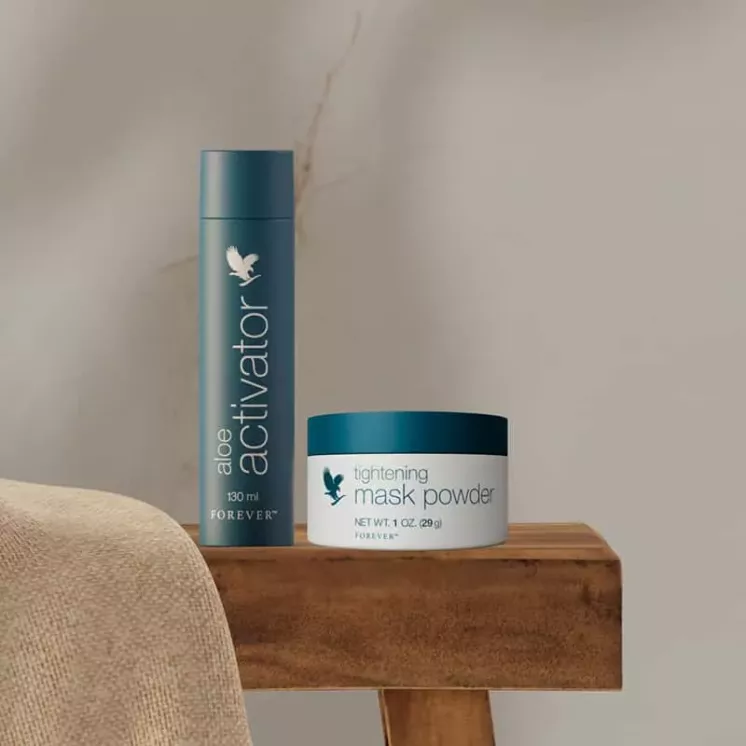 Duo soin Forever : Masque Poudre Effet Lifting et Activateur Aloès posé sur une table bois clair