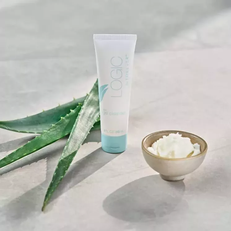 Gel Nettoyant Logic Forever posé avec aloe vera et ingrédient naturel sur fond clair