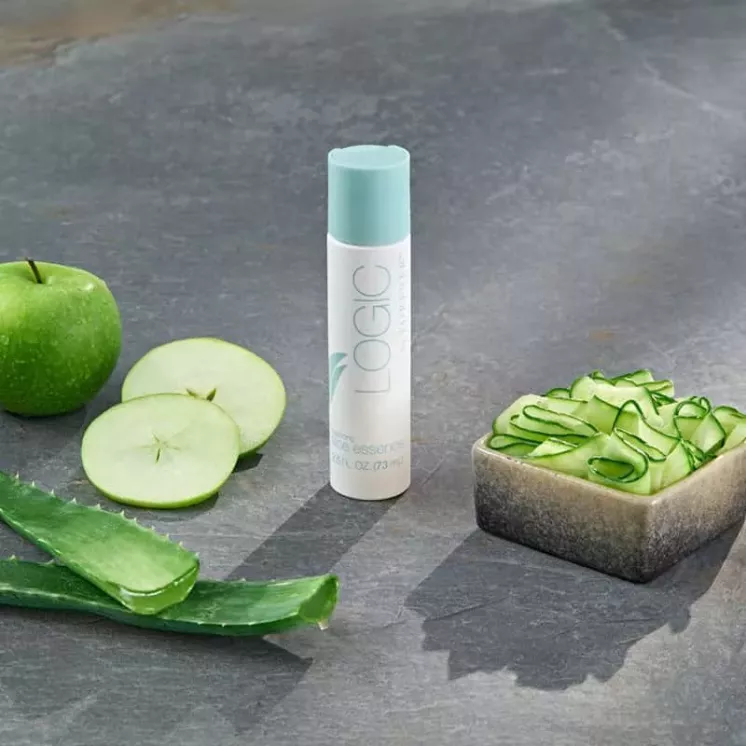 Essence Tonifiante Logic posée avec aloe vera, concombre et pomme verte – ingrédients naturels