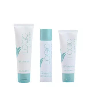 Produits Logic by Forever : gel nettoyant, essence tonifiante et gel hydratant alignés sur fond blanc