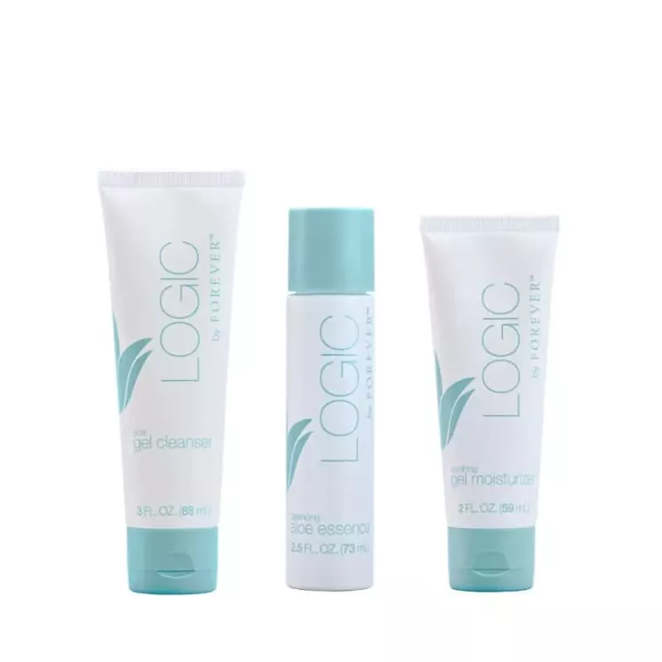 Produits Logic by Forever : gel nettoyant, essence tonifiante et gel hydratant alignés sur fond blanc