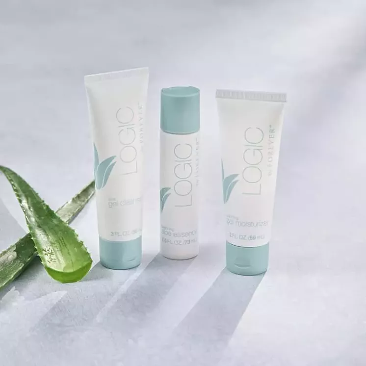 Pack Routine 3 Temps Logic by Forever avec Aloe vera en arrière-plan, sur fond texturé clair
