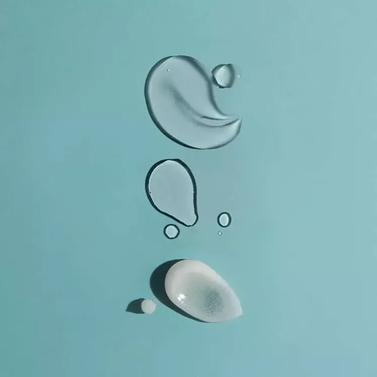 Textures des soins Logic by Forever sur fond bleu : gel nettoyant, essence tonifiante et gel hydratant
