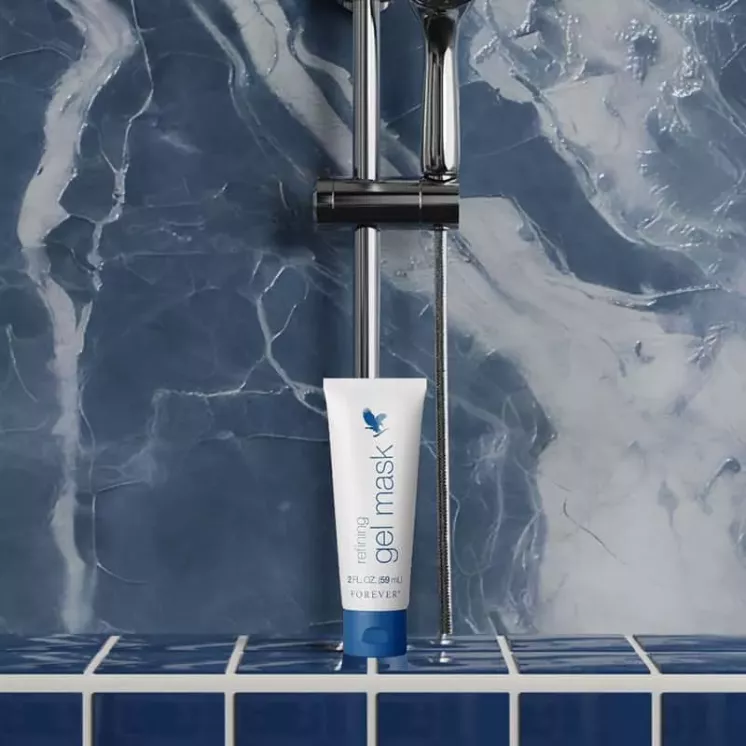 Masque Gel Nuit Forever Living dans une salle de bain - soin hydratant à l’aloe vera
