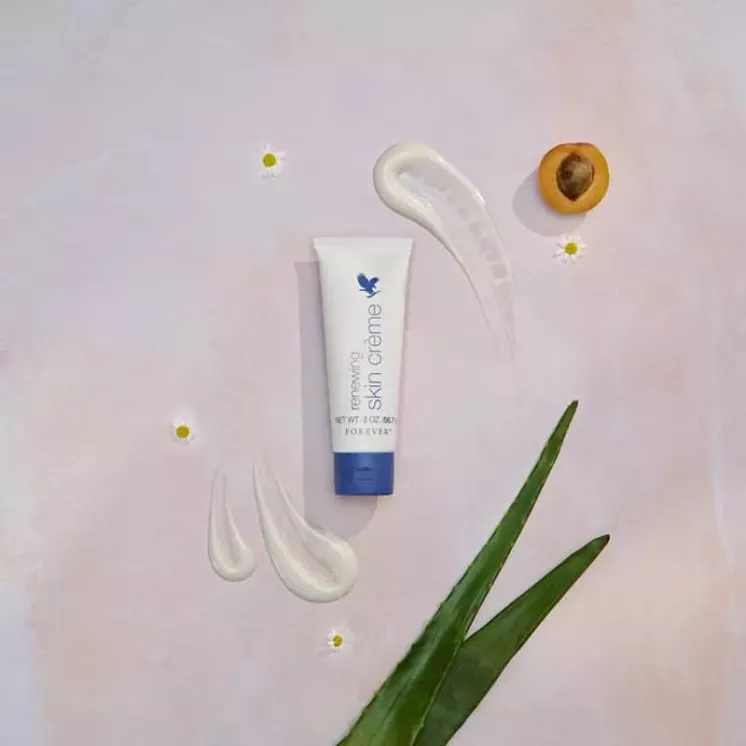 Forever Crème Régénératrice Renewing Skin Crème présentée avec Aloe Vera, abricot et texture du soin.