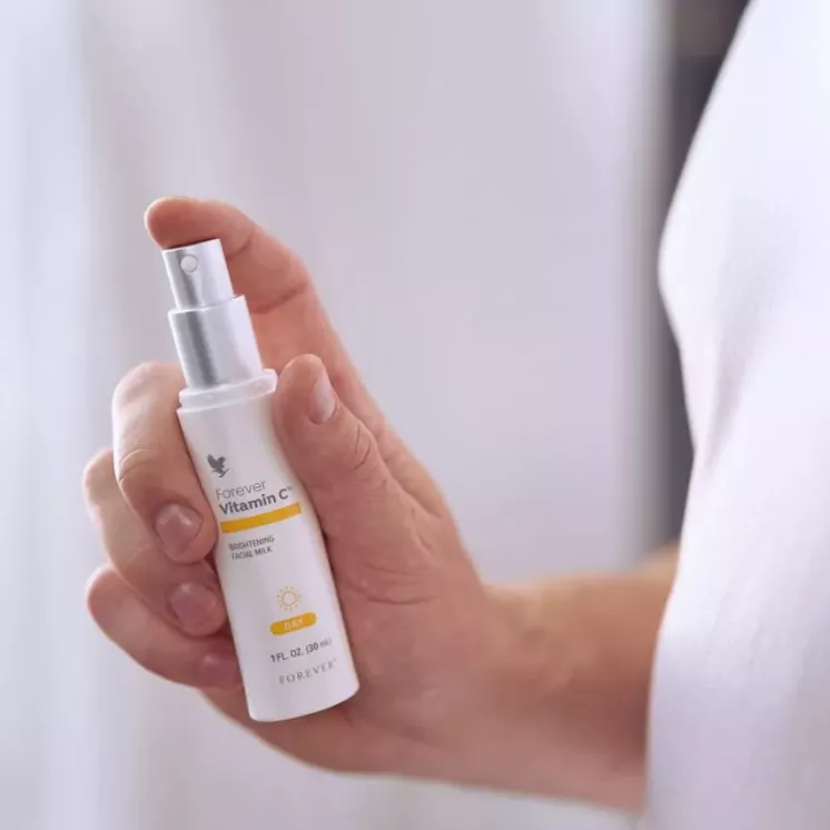 Application du Forever Vitamin C - sérum visage antioxydant en flacon pompe