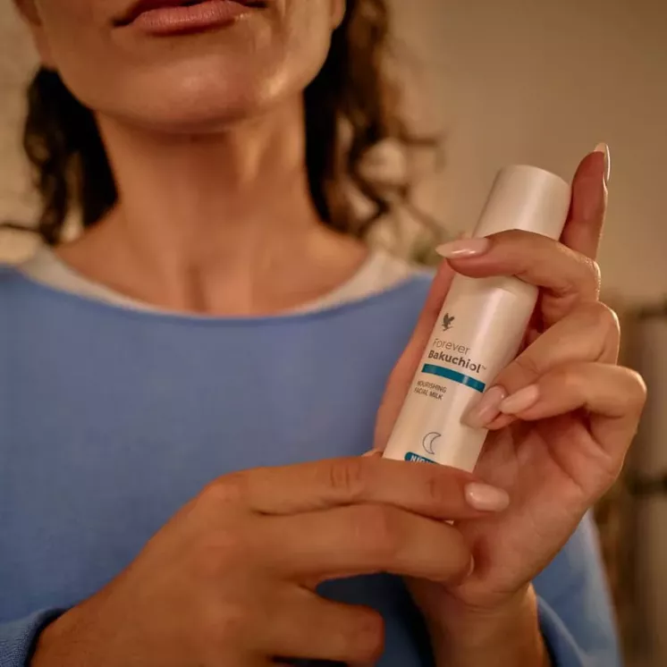 Application du sérum Forever Bakuchiol 1 % - soin visage nuit anti-âge