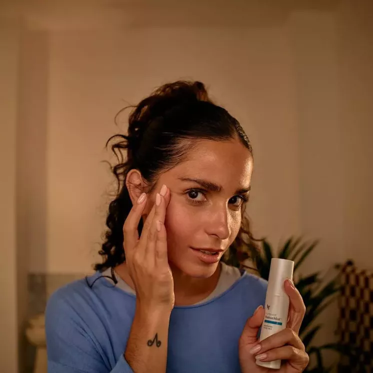 Femme utilisant le sérum nuit Forever Bakuchiol - alternative douce au rétinol