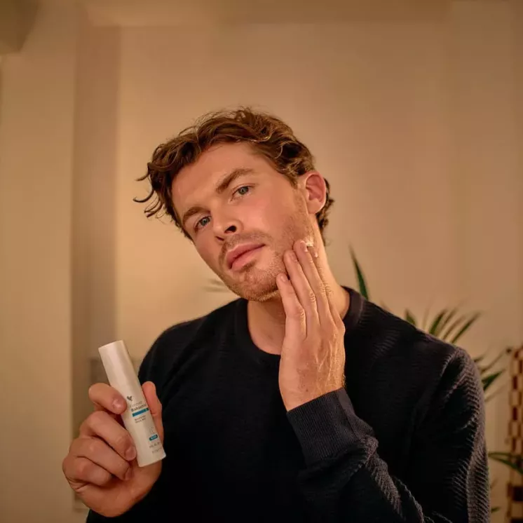 Homme appliquant Forever Bakuchiol - sérum anti-âge vegan pour peau sensible
