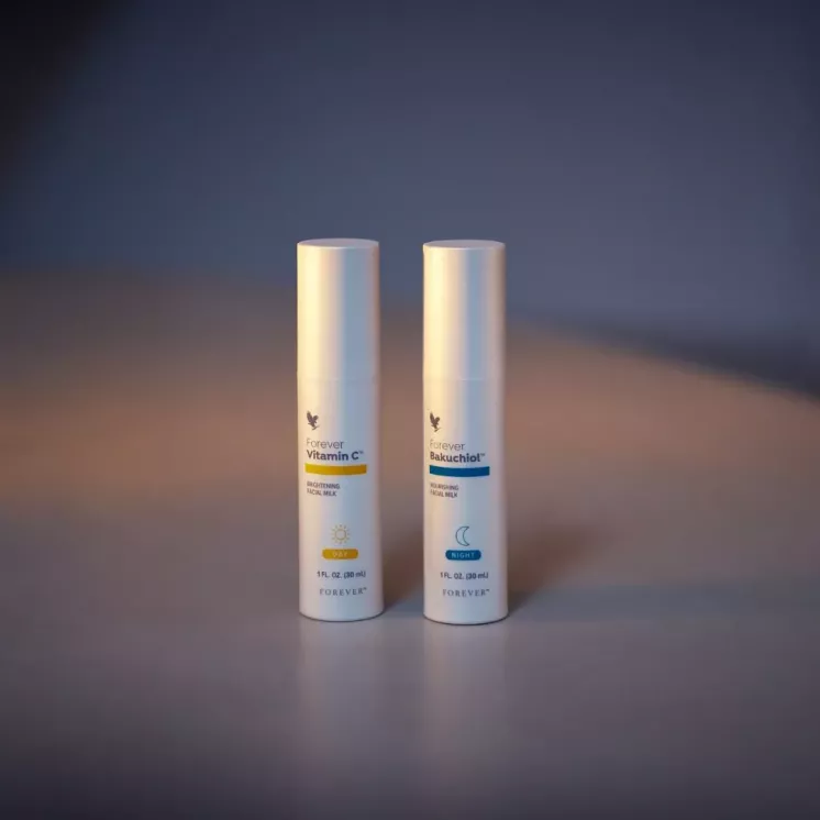 Forever Duo Expert Vitamin C & Bakuchiol - sérums visage jour et nuit posés côte à côte en lumière douce
