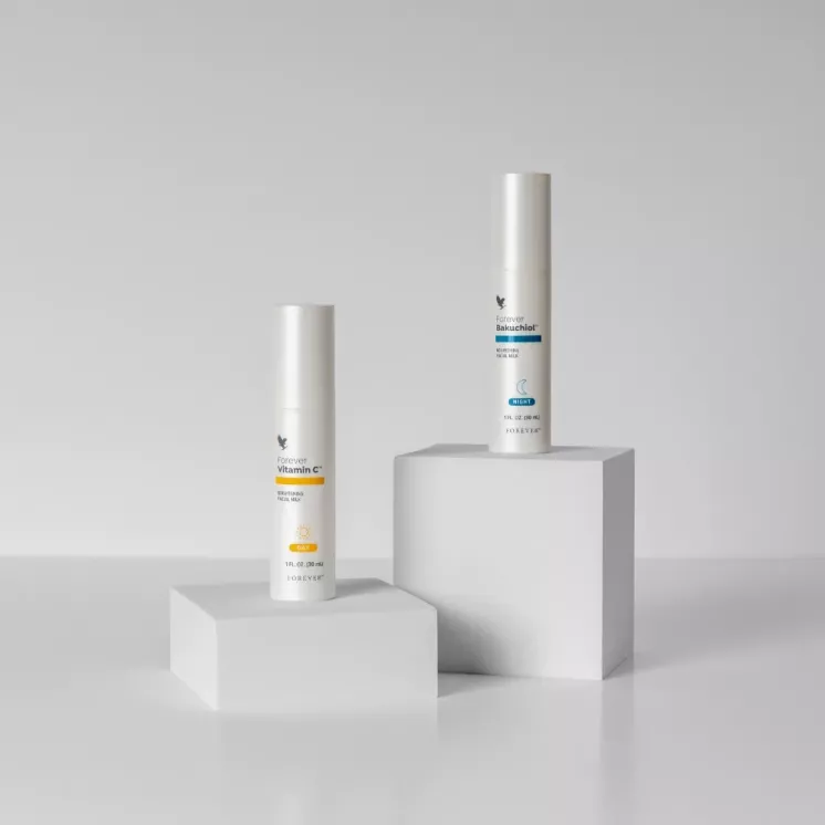 Forever Duo Expert Vitamin C & Bakuchiol - sérums présentés sur socles blancs, routine visage jour et nuit