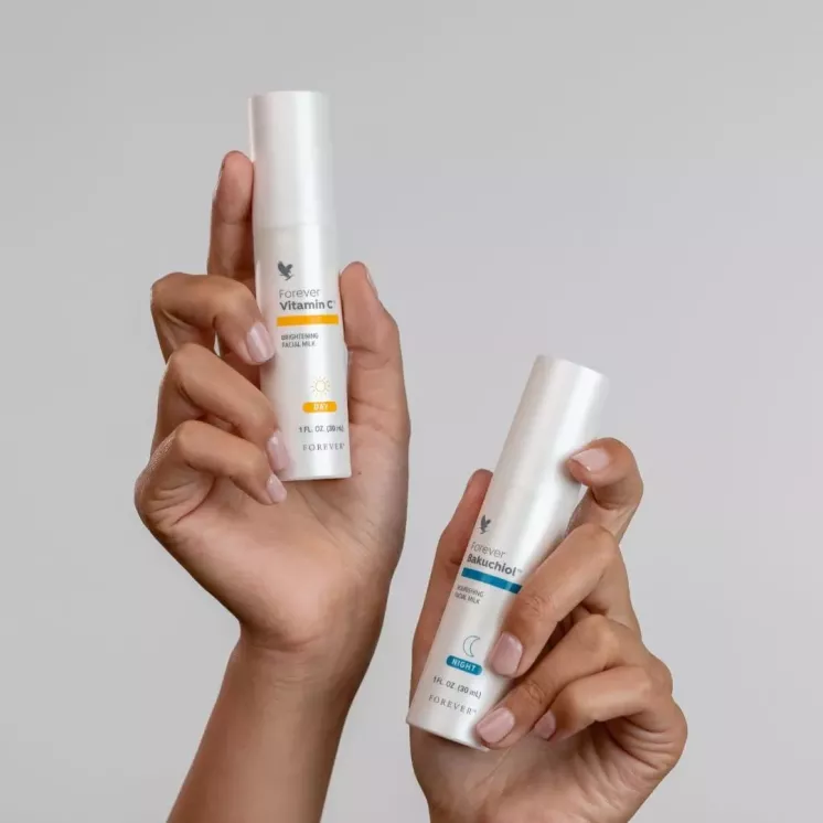 Forever Duo Expert Vitamin C & Bakuchiol - sérums visage tenus en main, application routine beauté