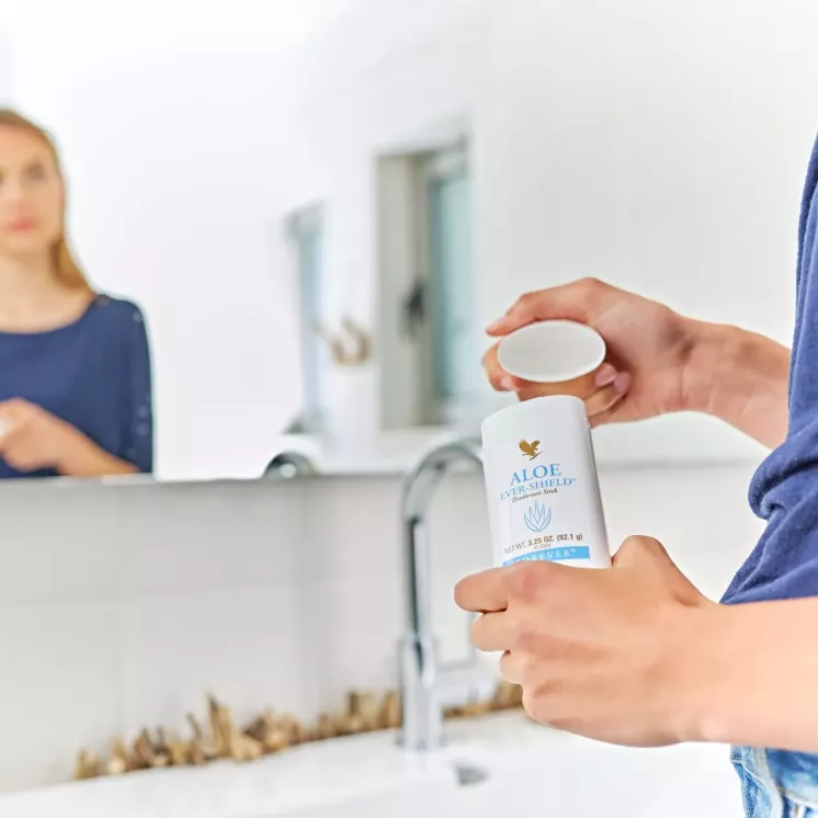 Ouverture du stick déodorant Aloe Ever-Shield Forever avant application