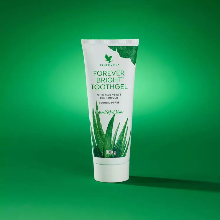 Forever Bright Toothgel dentifrice aloe vera sans fluor sur fond vert minimaliste