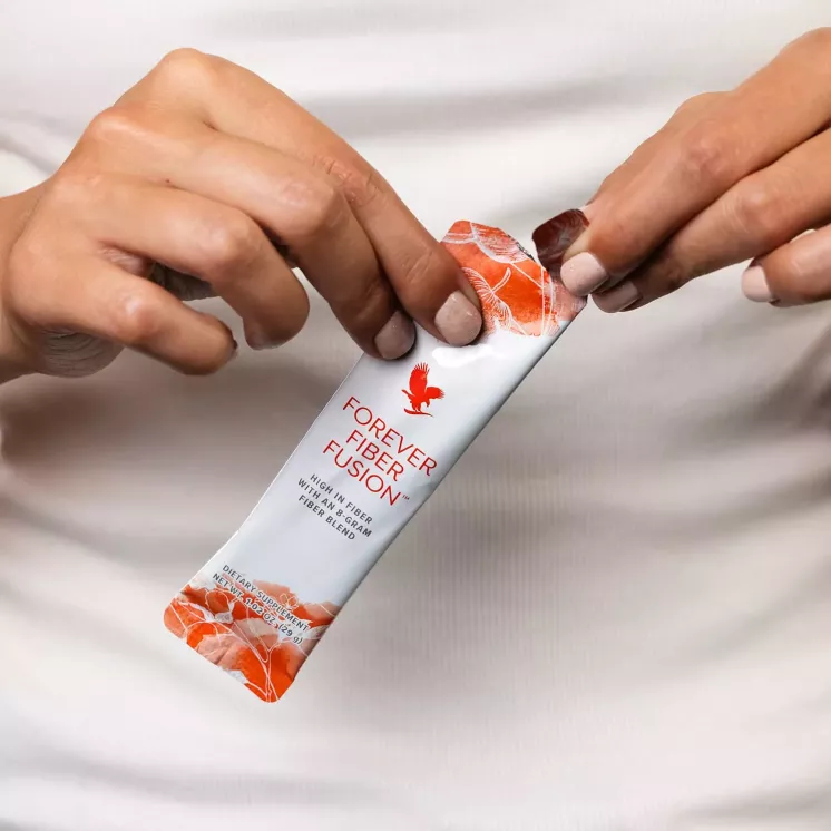 Mains ouvrant un stick de gelée Forever Fiber Fusion