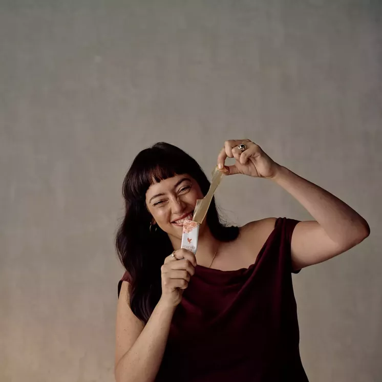 Femme présentant un stick ouvert de Forever Fiber Fusion