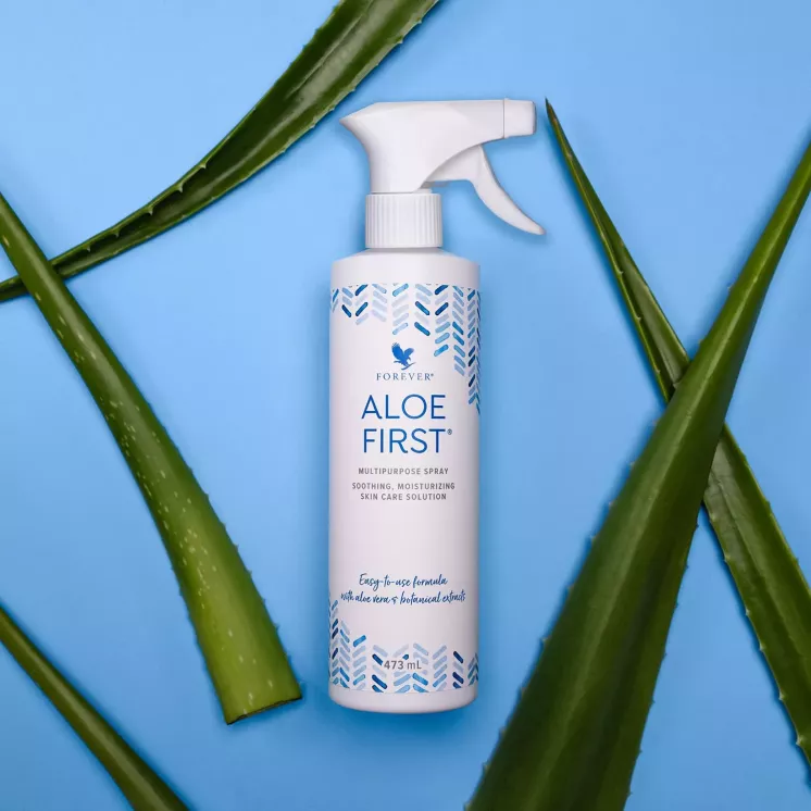 Flacon spray Forever Aloe First entouré de feuilles d’aloe vera