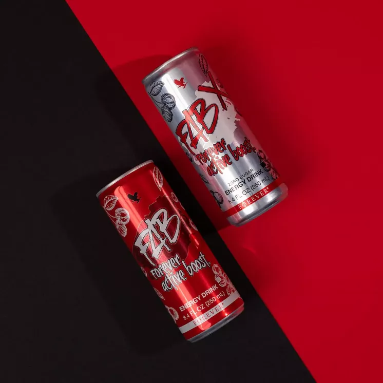 Deux canettes FAB, argentée et rouge, sur fond graphique rouge et noir