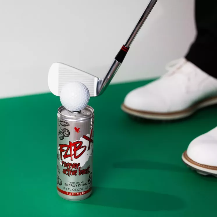 Canette FAB X sur un green près d’une balle et d’un club de golf