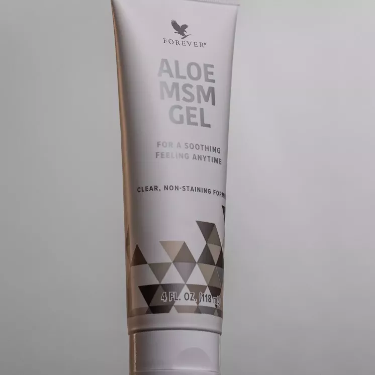 Tube d’Aloe MSM Gel Forever debout dans un décor gris