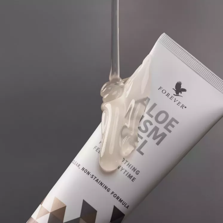 Texture transparente de l’Aloe MSM Gel versée sur le tube