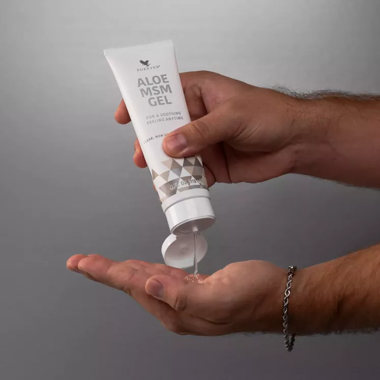Aloe MSM Gel versé dans la paume d’une main