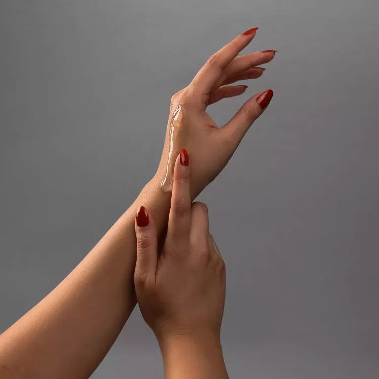 Deux mains effectuant un massage du poignet avec le Aloe MSM Gel Forever