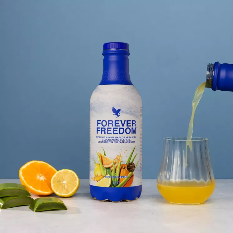 Forever Freedom servi dans un verre avec citron, orange et aloe vera