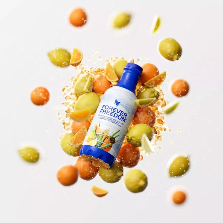 Bouteille de Forever Freedom au centre d’agrumes sur fond blanc