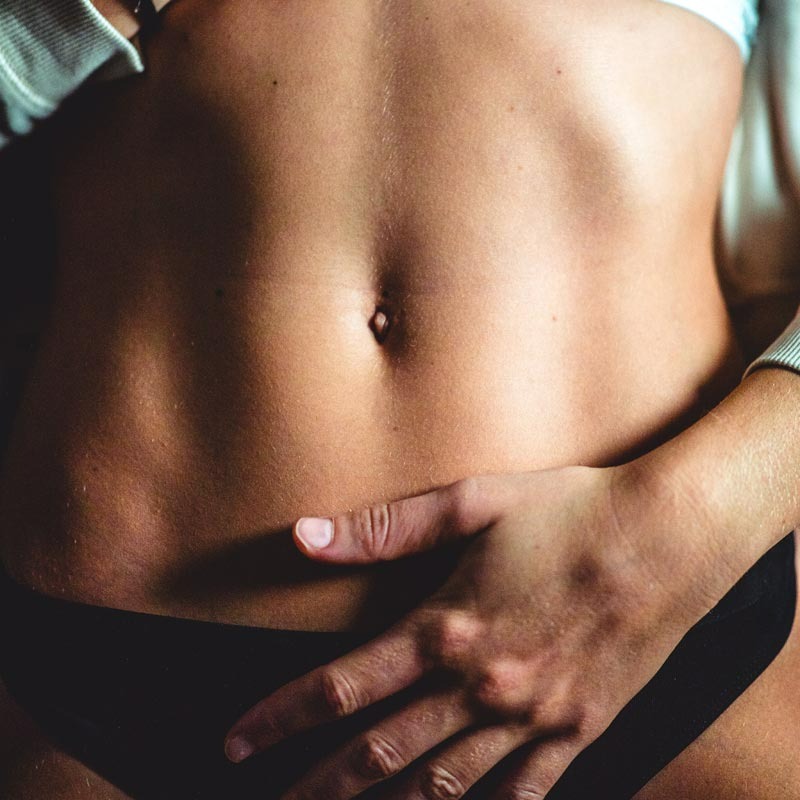 Ventre plat et tonique chez une femme en bonne santé grâce à une digestion optimale